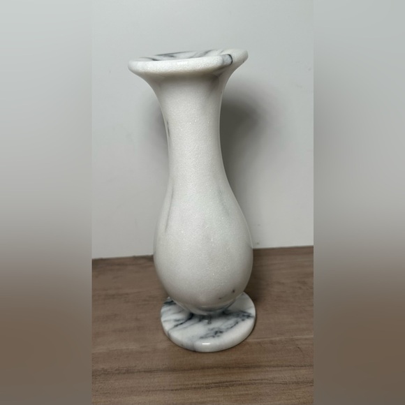 Carved Alabaster Bud Vase 8 Inches Gray &‎ White Decor. - Picture 3 of 7